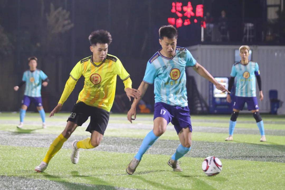 激动人心的足球赛事现场上展现巅峰对决(足坛巅峰对决)