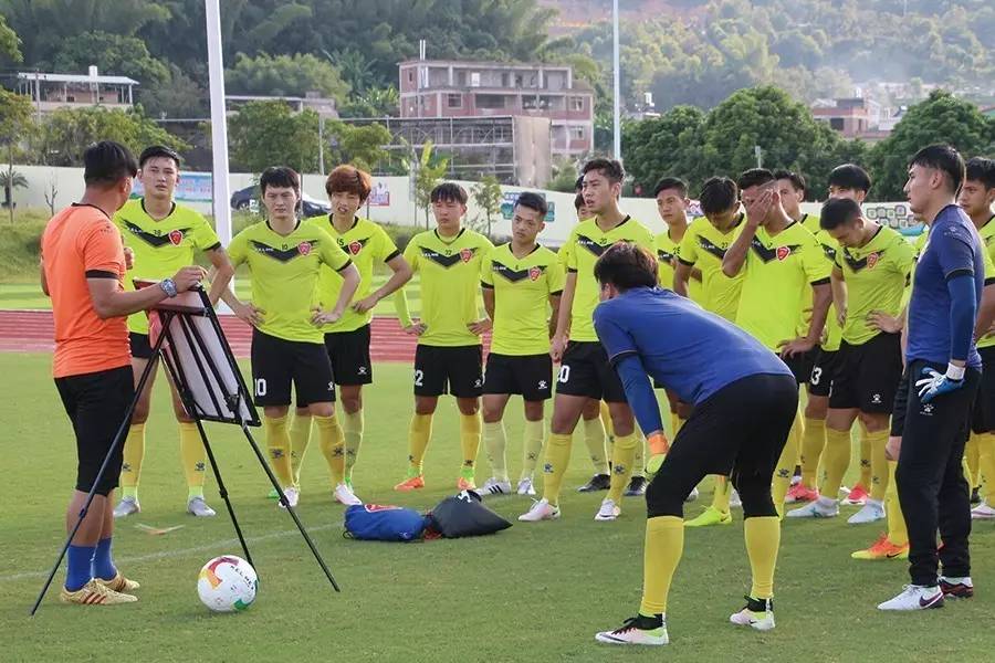 全队团结一心，积极备战关键比赛的简单介绍